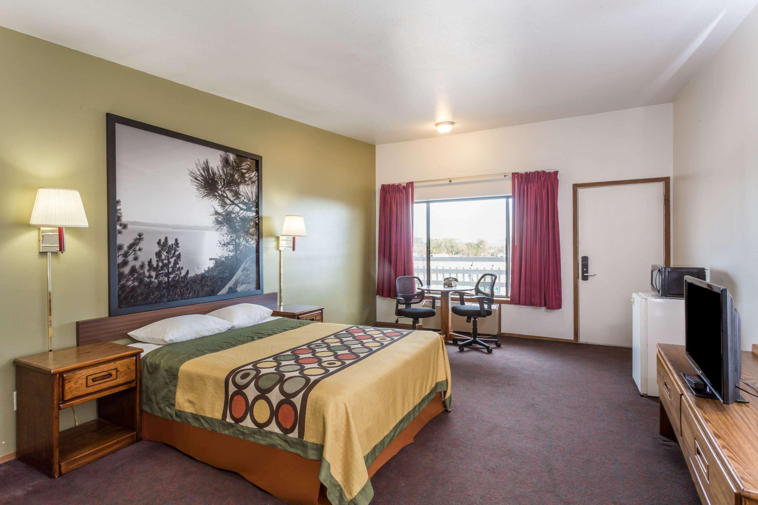 Super 8 By Wyndham Wells Hotel Exterior photo