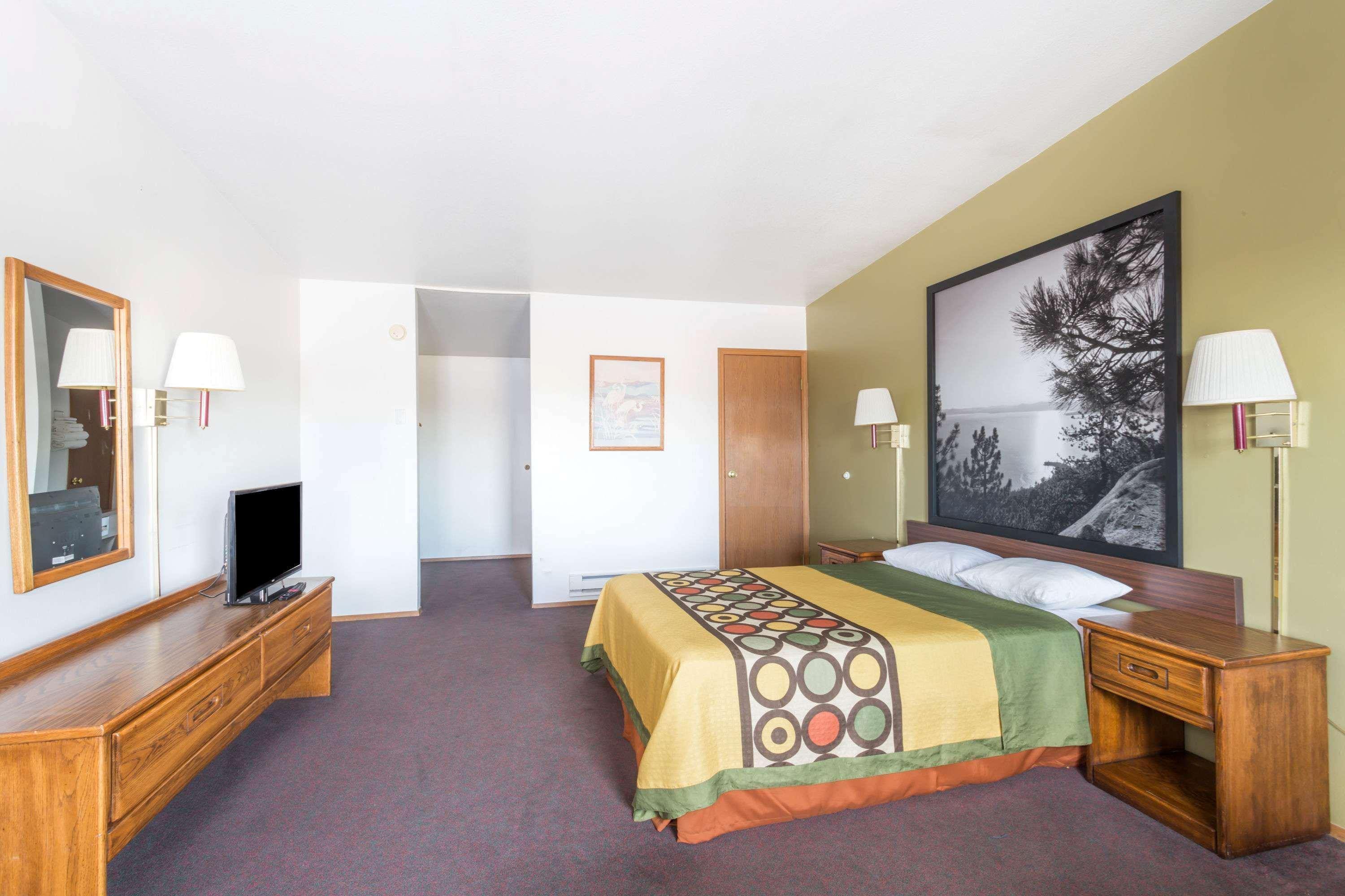 Super 8 By Wyndham Wells Hotel Exterior photo