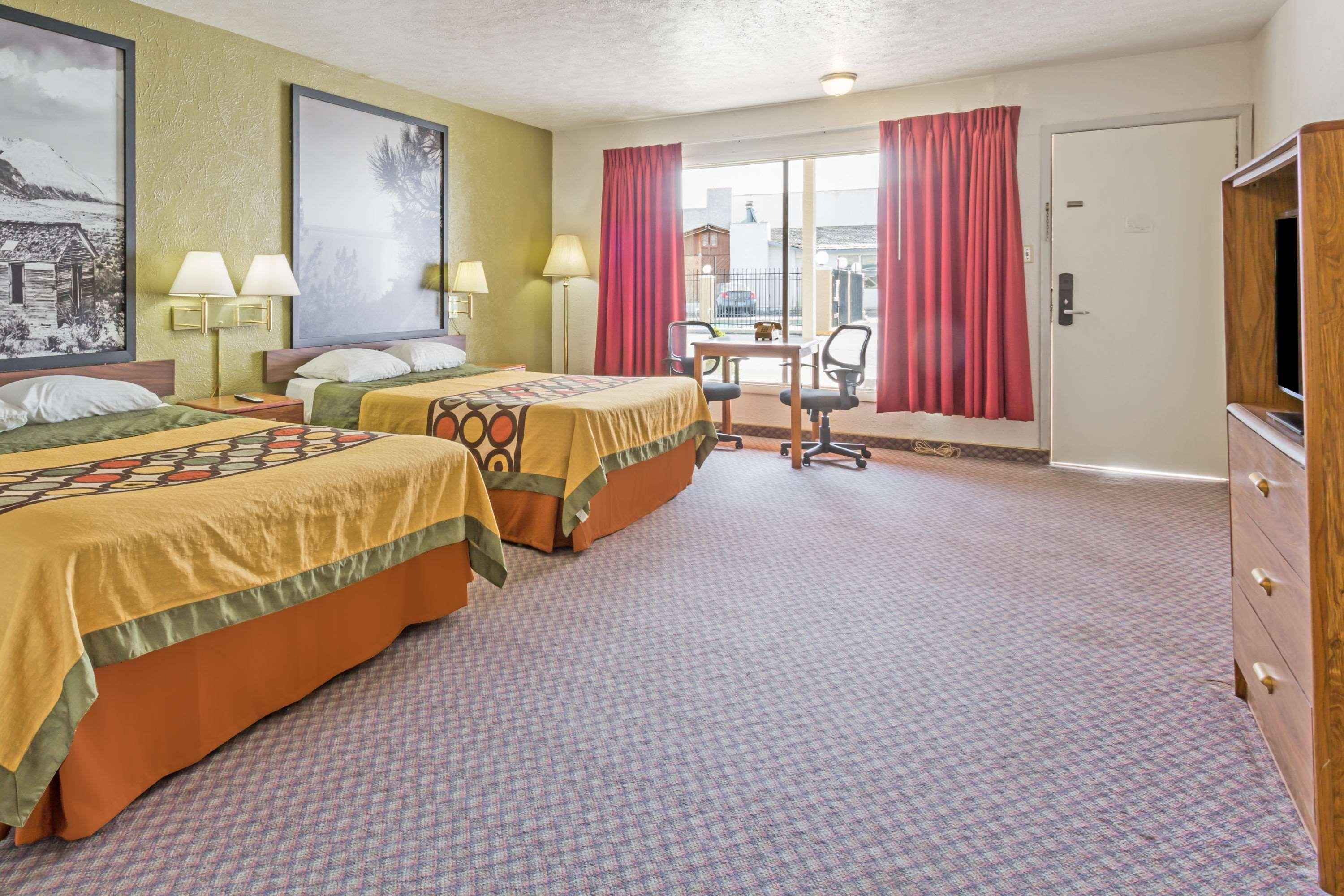 Super 8 By Wyndham Wells Hotel Exterior photo