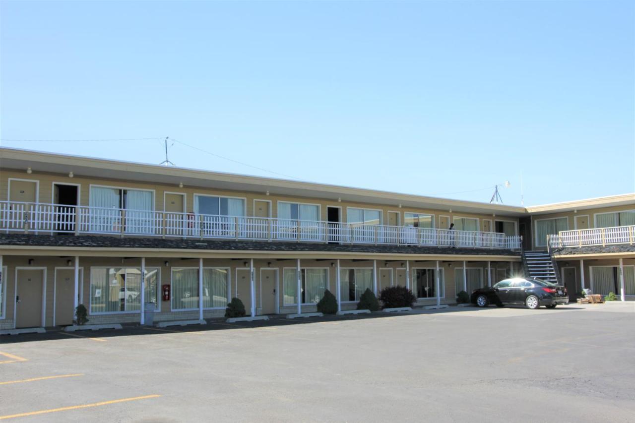 Super 8 By Wyndham Wells Hotel Exterior photo