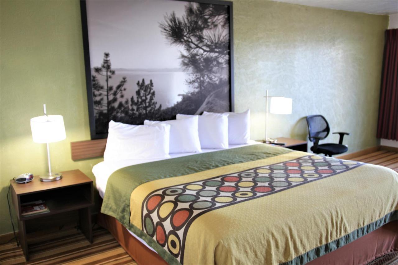 Super 8 By Wyndham Wells Hotel Exterior photo
