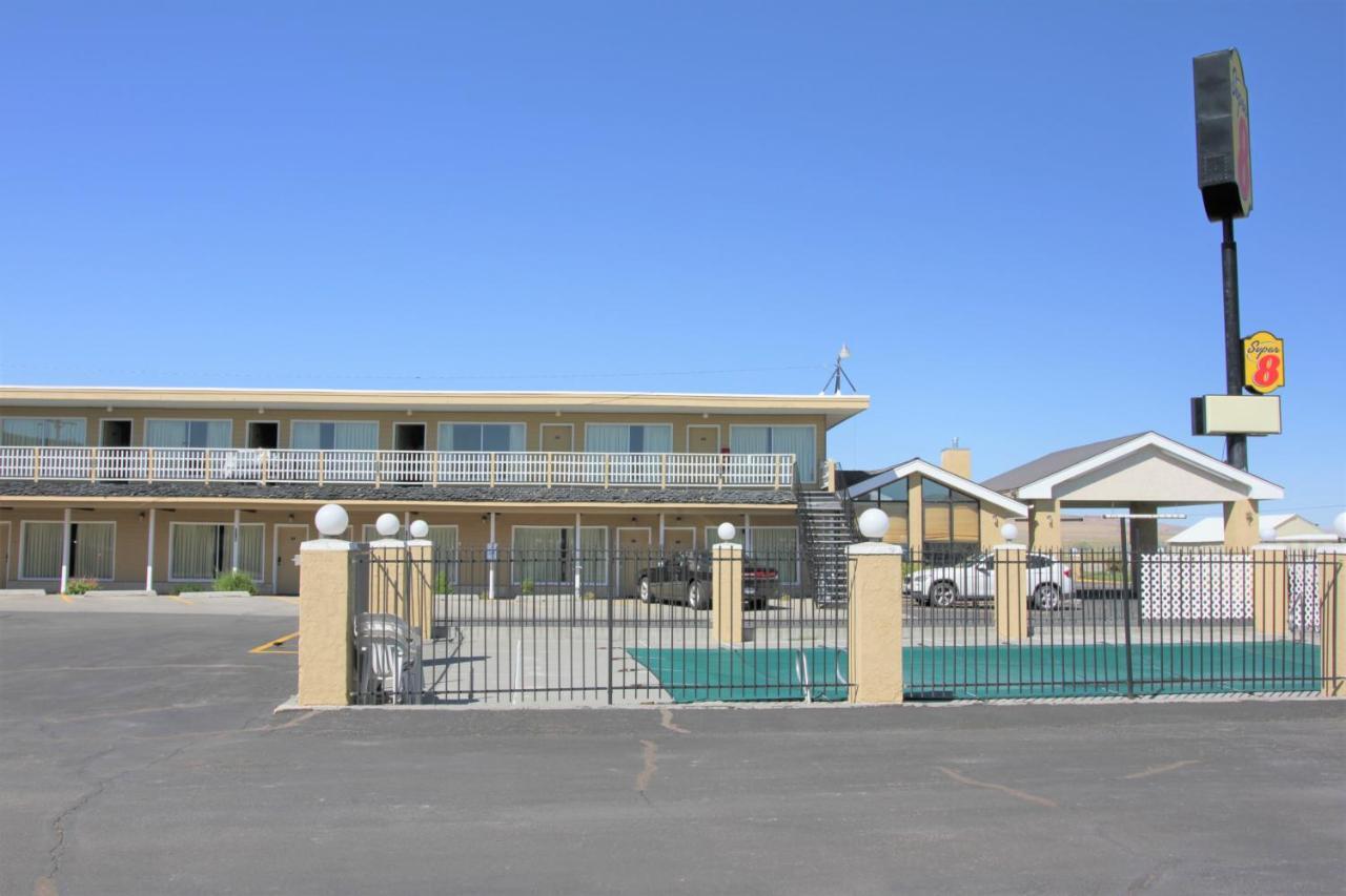 Super 8 By Wyndham Wells Hotel Exterior photo